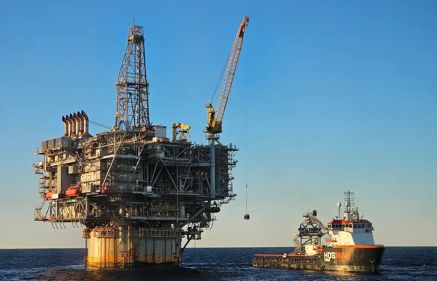 Офшорная нефтегазовая платформа и вертолётная площадка