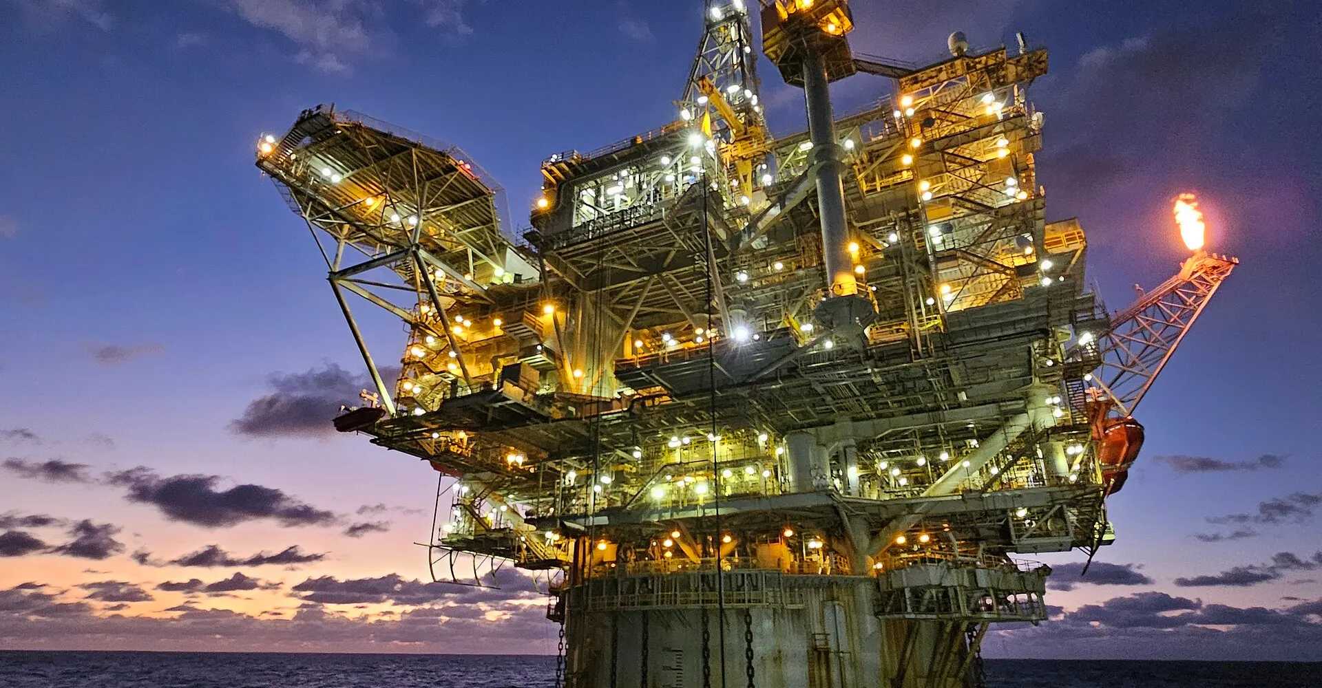 Морская нефтегазовая платформа в сумерках